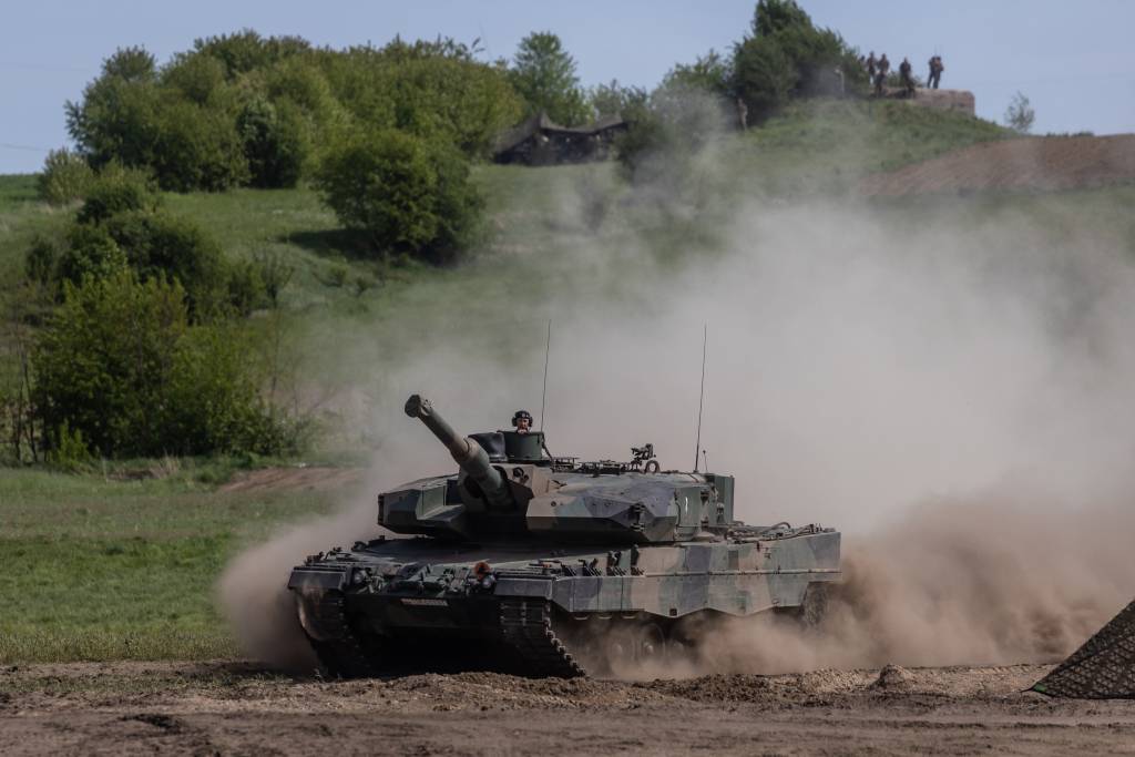 Spiegel: Германия одобрила отправку Украине боевых танков Leopard