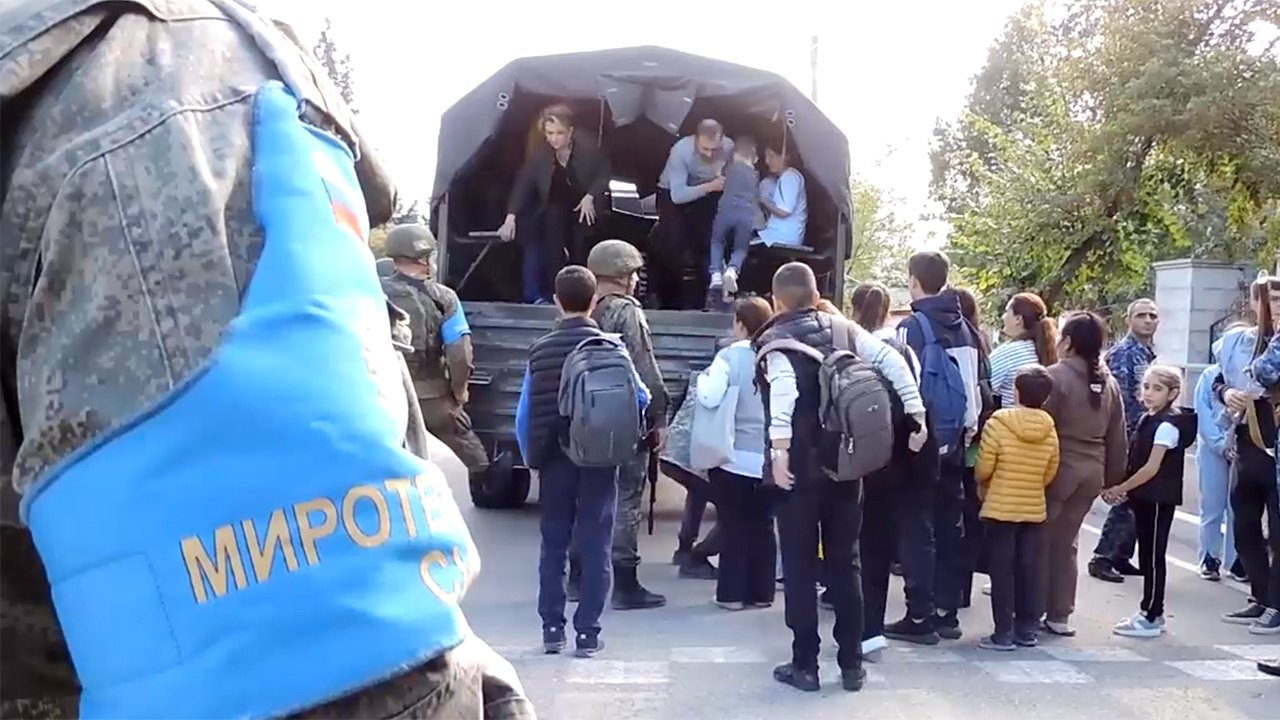 Российские миротворцы сопроводили колонны с мирными жителями Карабаха